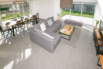 Image de Maison de vacances 3 🌟 : bourg accessible à pied, proche plage, spot de surf.