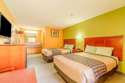 Image de Budget-Friendly Room Stay w/ 2 Full Beds & Relaxing Bathtub