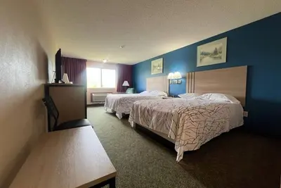 Image de 2 Queen Beds + Free Continental Breakfast — Steps from Historic Down & Museum