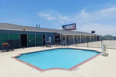 Image de Multi-Guest Room with 2 Queens, Sofa Bed | Outdoor Pool | Free Parking