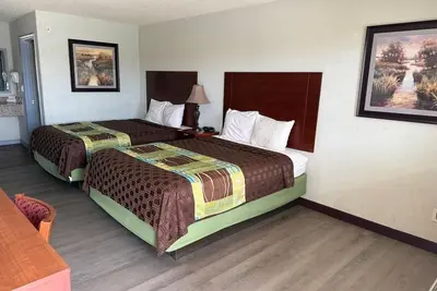 Image de 3 Accommodations with Free Parking | Enjoy Family Trips Near Oaks Theatre