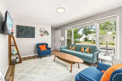 Image de Pet-Friendly 2 Bedroom Urban Oasis • Garage • W/D • Central • Fenced Yard