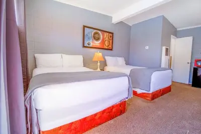 Image de 3 Lodgings for Group-Stay near Britt Park Trails + Complimentary Free Parking