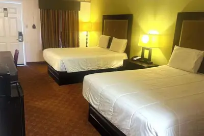 Image de 4 Essential Rooms with 2 Queen Beds Near Local Parks - Relax and Unwind