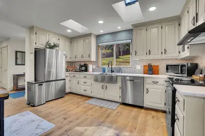 Image de Lake Front Retreat, Stunning View of Ski Liberty 10 miles to downtown Gettysburg