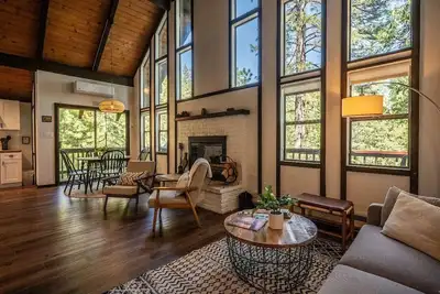 Image de A-dorable house with hot tub, fireplace, Bbq