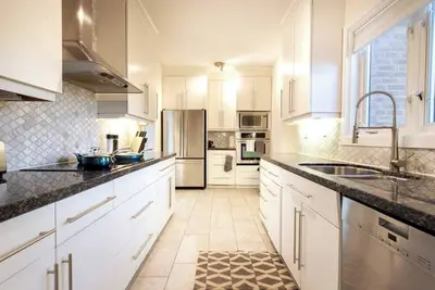 Image de Luxury Bungalow with 7 Bedrooms/3 Baths + Yoga/Sun Room