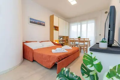 Image de Lovely three-room apartment located in one of the best areas of Mestre with Fibre Wi-Fi, a lift, a small terrace and a free Private garage. Located in a modern and quiet context, functionally furnished and equipped with all comforts. The Vespucci stop is