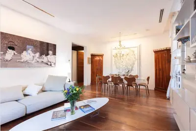 Image de About this spaceWelcome to my spacious and bright designer apartment, completely renovated and furnished with custom-made furniture. Equipped with air conditioning and a sophisticated Sonos audio system, it offers you unique comfort and atmosphere. Just a