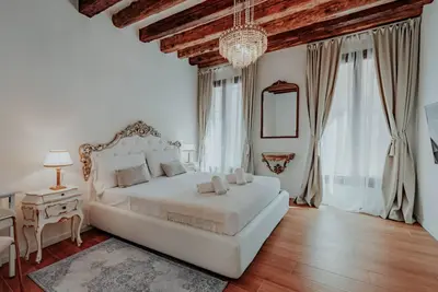 Image de The Space🌟 The Most Beautiful Venice, From The Most Prestigious Address📍 Just 30 seconds from St. Mark’s Square – Luxury. Magic. Emotion. Welcome to where dreams meet reality. You are in the very heart of Venice, just steps from the Basilica, in