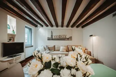 Image de The Space🏡 Elegance and Luxury in the Heart of Venice – Just Steps from St. Mark’s Square! Imagine staying in the vibrant heart of Venice, just a few steps from St. Mark’s Square, with a breathtaking view of the Doge’s Palace walls directly fro