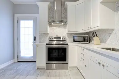 Image de Fully Licenced Str -No Cleaning Fee-Centrally located in Hamilton Sleeps up to 8