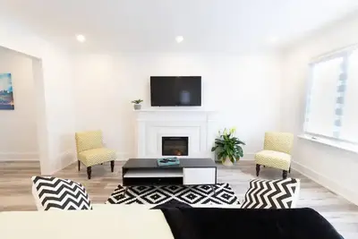 Image de Stylish 4 Bedroom Home located Bathurst & Wilson