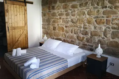 Image de Anemone is an independent apartment consisting of an equipped kitchen-living room with a single sofa bed, a double bedroom overlooking the main square and the sea, and a bathroom made of handmade ceramic, equipped with a washing machine. The accommodatio