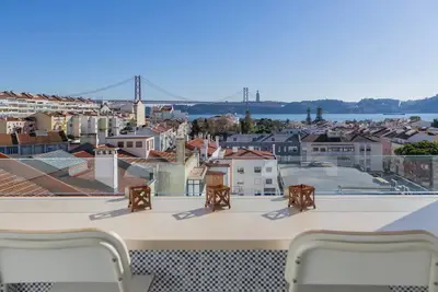 Image de Tagus Bridge View 2bdr Apartment by LovelyStay