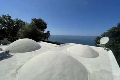 Image de Villa Alice is an independent newly built villa, designed in the traditional “dammuso” style with its characteristic dome and overlooking the sea. It is a retreat immersed in nature, perfect for those seeking peace, privacy and an authentic stay. The