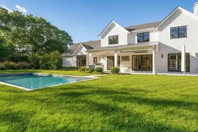 Image de Modern Southampton retreat with heated pool, chic indoor-outdoor living, . . .