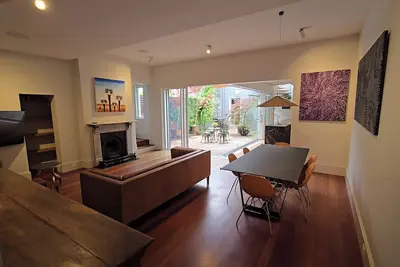 Image de Immaculate home sleeps 10, garaging for 2 cars close to Sydney's Cbd & transport