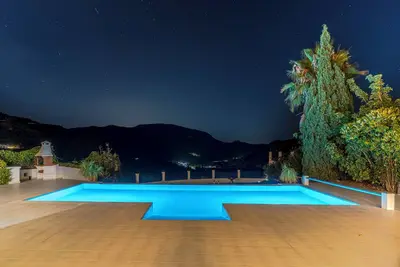 Image de Wonderful private villa with infinity pool and astonishing views
