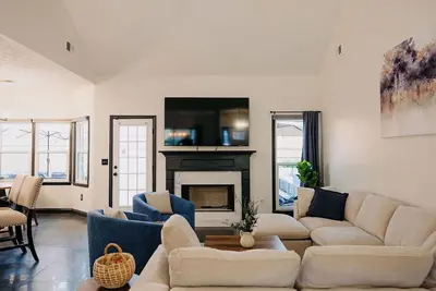 Image de New Professional Designed, 5 min Ksu, Hot tub, Fire pit, Grill, Game Room