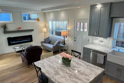 Image de Modern Comfort Meets Cottage Charm in Burlingame Minutes from Dining & Downtown