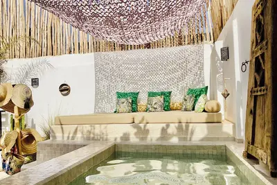 Image de Riad privé avec bassin chauffé en hiver sur la terrasse