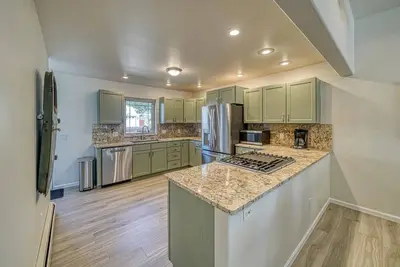 Image de Modern / Cozy / Fresh Remodel / Charming Salida Duplex Home