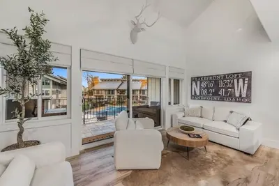 Image de Beautifully renovated modern condo on the shores of Lake Pend Oreille