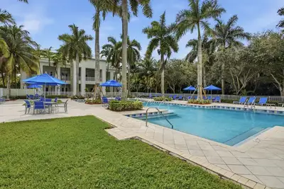 Image de Spacious 1br Loft Villa - Pool  Golf  - Doral Downtown