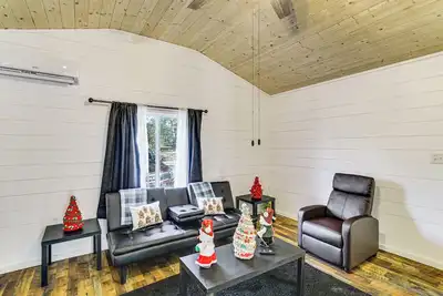 Image de 1 Mi to Dtwn Enterprise: Pet-Friendly Home w/ Yard