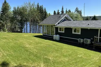 Image de Rustic Lakeside Cabin with Hot Tub