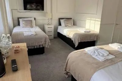 Image de Room 7 -  Manor Park Country House, Wales Perfect for Families