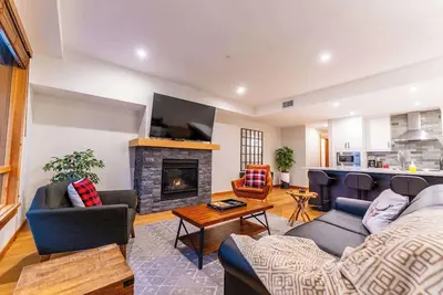 Image de Alpine Chic - two-story mtn escape near downtown