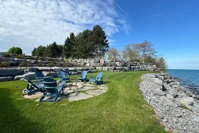 Lvr's Luxury Lakefront Farmhouse