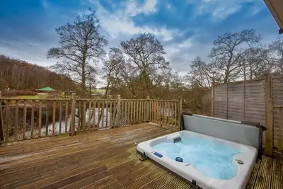 Image de Riverbank- Glass-Fronted Riverside Stay + Hot Tub