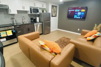 Image de Cozy 2br | High Ceilings Basement + Private Entrance - close to amenities