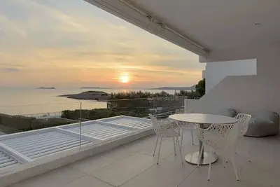 Image de Beachfront Athenian Riviera 4br • 2 Kitchens