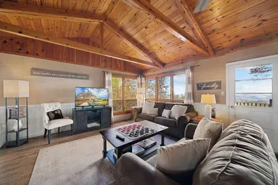 Image de Serene Long-Range Mountain Views Minutes from Town