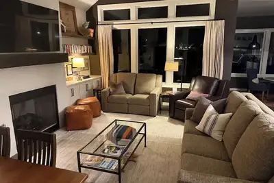 Image de Luxurious Double Master Suite Home w/ Office, Outdoor Space, and Home Gym