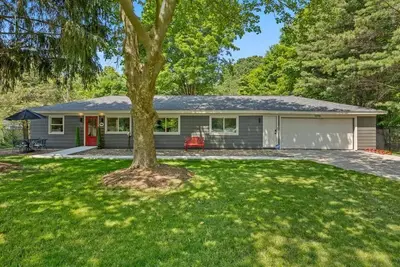 Image de The Pines – Modern, Pet-Friendly Retreat Steps from Wedding Venue | Hot Tub & Bike Trail Access