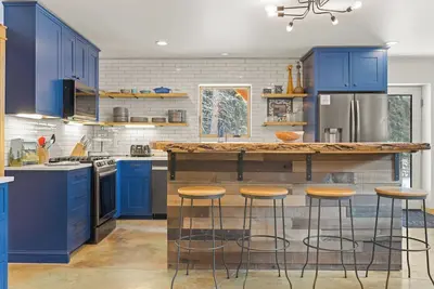 Image de New! Spacious, Pet friendly, with Hot Tub, Pool Table, Game Room & Basketball Court