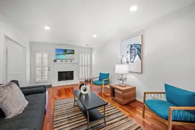 Image de Near Marietta Sq • Grill • Patio • Workspace