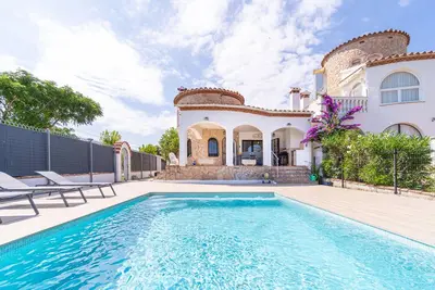 Image de Maison Spacieuse et Confortable avec Jardin et Ponton à Empuriabrava