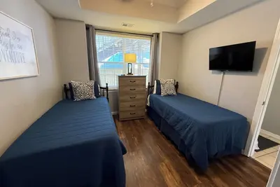 Image de 1 King, 2 Twins, Pull out sofa. 2bd/2ba Next to Sdc.