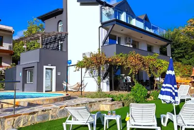 Image de Familienvilla \"Dionysus\" mit Pool und Meerblick by Interhome