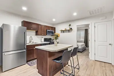 Image de New Duplex with King Bed and Easy Highway Access