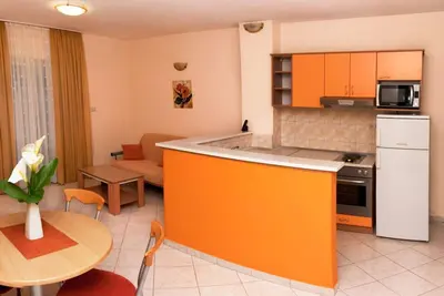 Image de Modern eingerichtete Ferienwohnung orange by Interhome