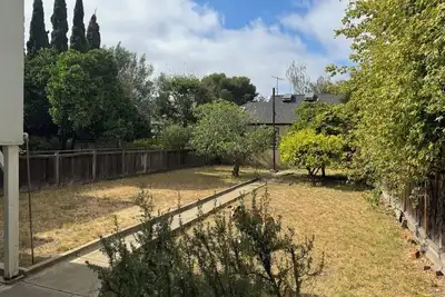 Image de Unfurnished Rockridge 3br; large sunny pet-friendly fenced back yard!