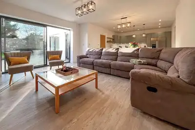 Image de 3 chambres à coucher à Plymouth