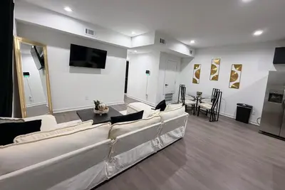 Image de Modern Gold Oasis • Spacious 3br Close to Downtown